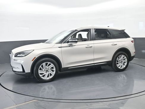 Used 2024 Lincoln Corsair FWD image 2
