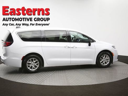 Used 2024 Chrysler Pacifica Touring-L FWD image 45
