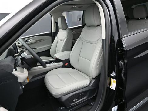 Used 2025 Ford Explorer Active w/ Active Comfort Package image 10