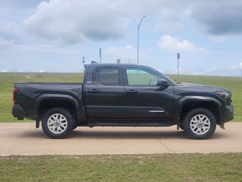 Used 2024 Toyota Tacoma SR5 AWD/4WD image 7