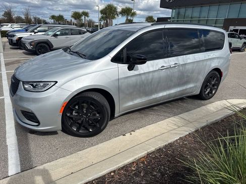 Used 2024 Chrysler Pacifica Touring-L w/ S Appearance Package image 12