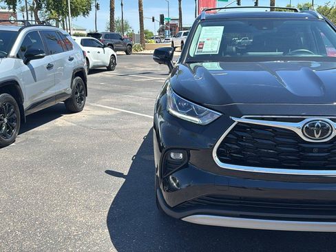 Used 2024 Toyota Highlander Platinum FWD image 3