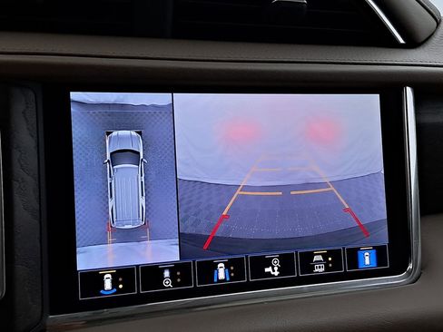 Used 2021 GMC Yukon Denali w/ Denali Premium Package image 25