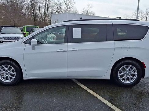 Certified 2022 Chrysler Pacifica Touring-L image 5