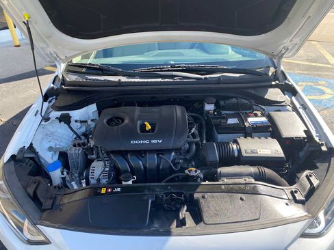 Used 2017 Hyundai Elantra Limited w/ Limited Tech Package 04 FWD image 7