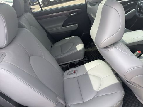 Used 2026 Toyota Highlander Platinum image 13