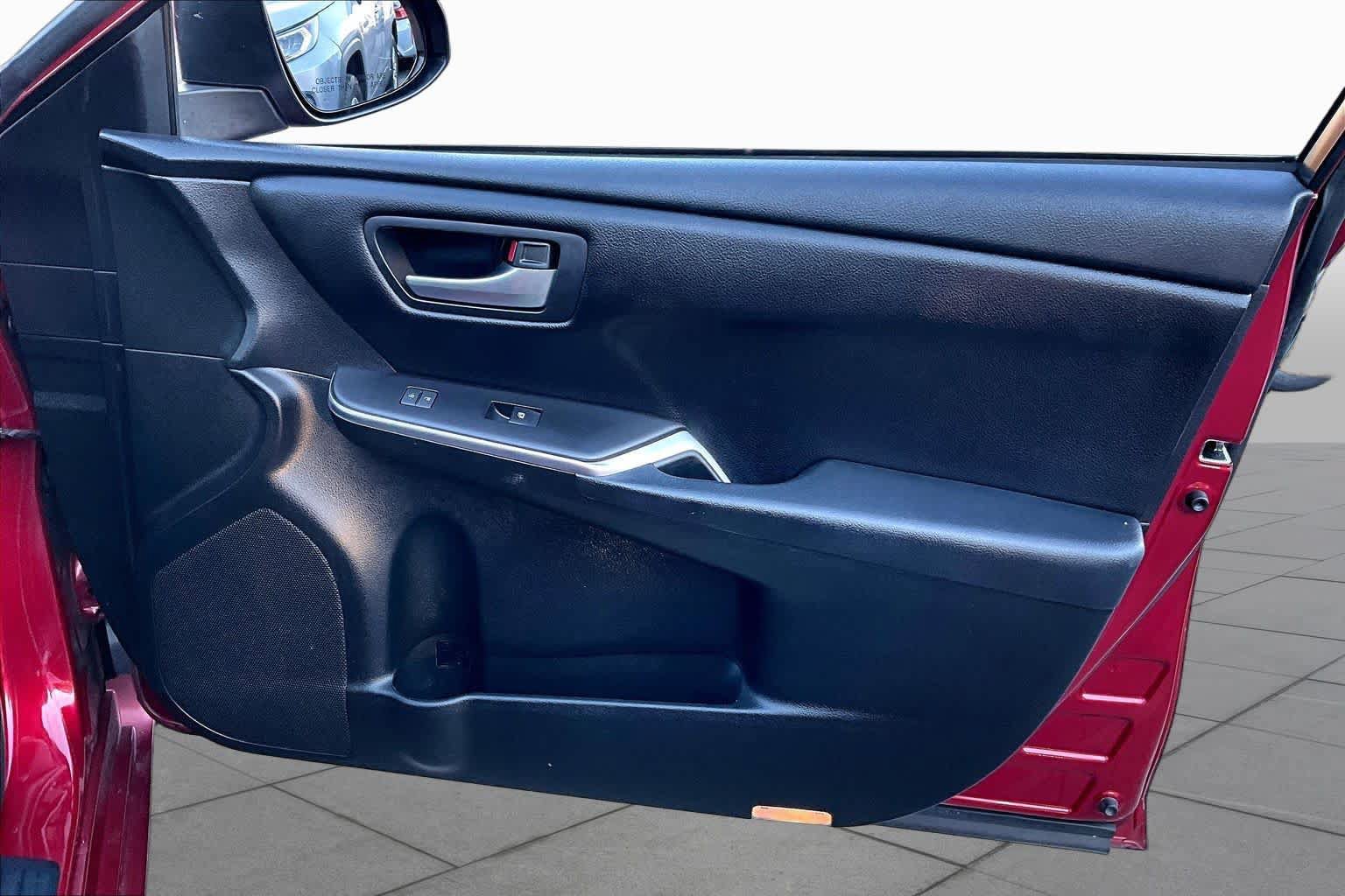 Used 2016 Toyota Camry SE FWD image 21