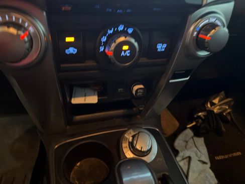 Used 2022 Toyota 4Runner SR5 AWD/4WD image 10