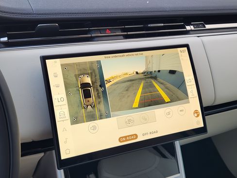 New 2025 Land Rover Range Rover Long Wheelbase SE image 18