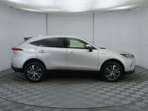 Used 2021 Toyota Venza LE image 4