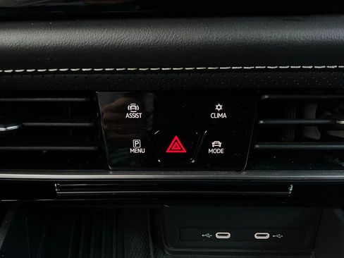 Used 2025 Volkswagen Atlas Cross Sport SE image 27