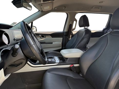 Used 2022 Kia Carnival LX image 8