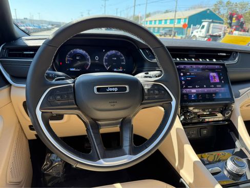 Used 2025 Jeep Grand Cherokee Limited w/ Black Appearance Package image 16