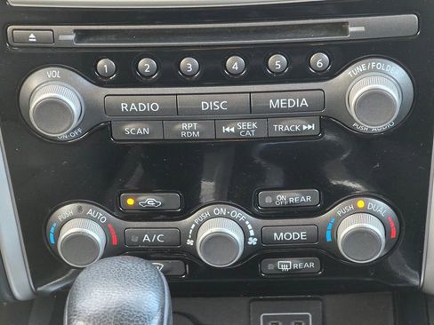 Used 2018 Nissan Pathfinder SV image 17