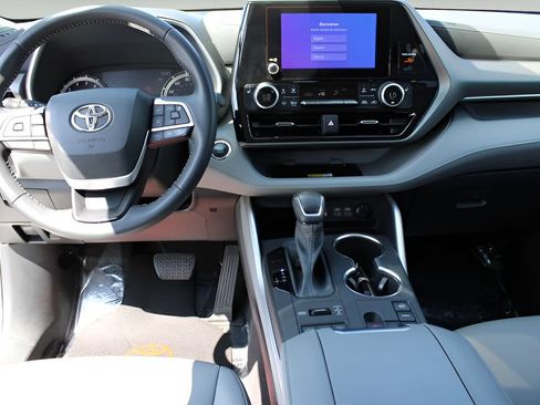 Used 2023 Toyota Highlander XLE AWD/4WD image 10