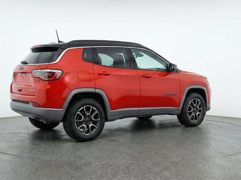 Used 2025 Jeep Compass Trailhawk AWD/4WD image 9