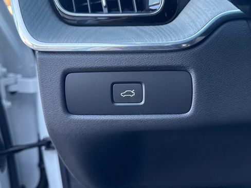 Used 2025 Volvo XC60 B5 Plus image 30