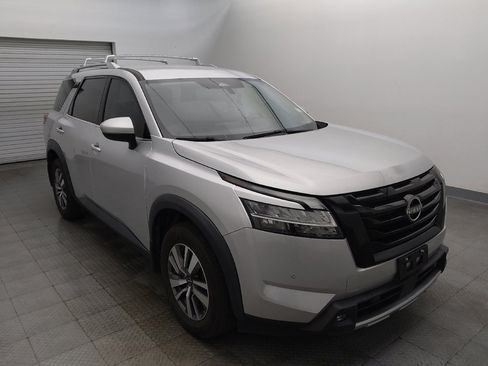 Used 2022 Nissan Pathfinder SL w/ Lighting Package (N92) FWD image 13