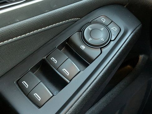 Used 2023 Chevrolet Traverse LT image 28