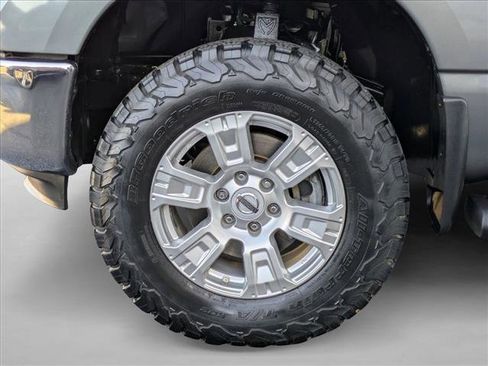 Used 2018 Nissan Titan SV w/ SV Convenience Package image 24