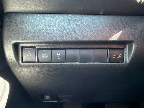 Used 2021 Toyota Venza LE AWD/4WD image 28