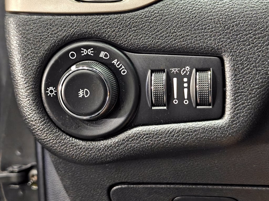 Used 2017 Jeep Cherokee Latitude w/ Cold Weather Group AWD/4WD image 41