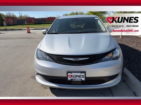 Used 2023 Chrysler Voyager LX FWD image 3