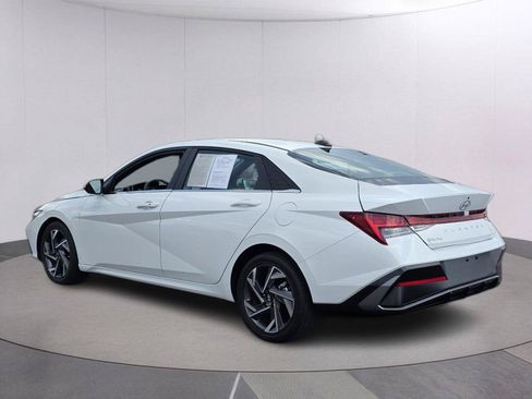 Used 2025 Hyundai Elantra SEL FWD image 7