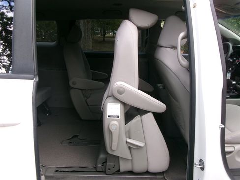 Used 2018 Kia Sedona L image 32