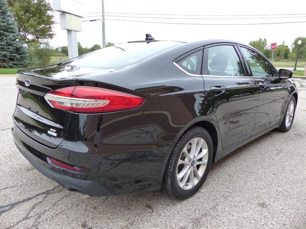 Used 2020 Ford Fusion SE FWD image 11