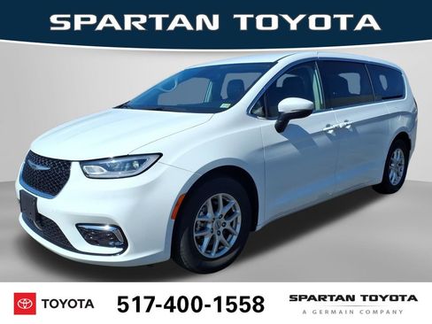Used 2023 Chrysler Pacifica Touring-L FWD image 1