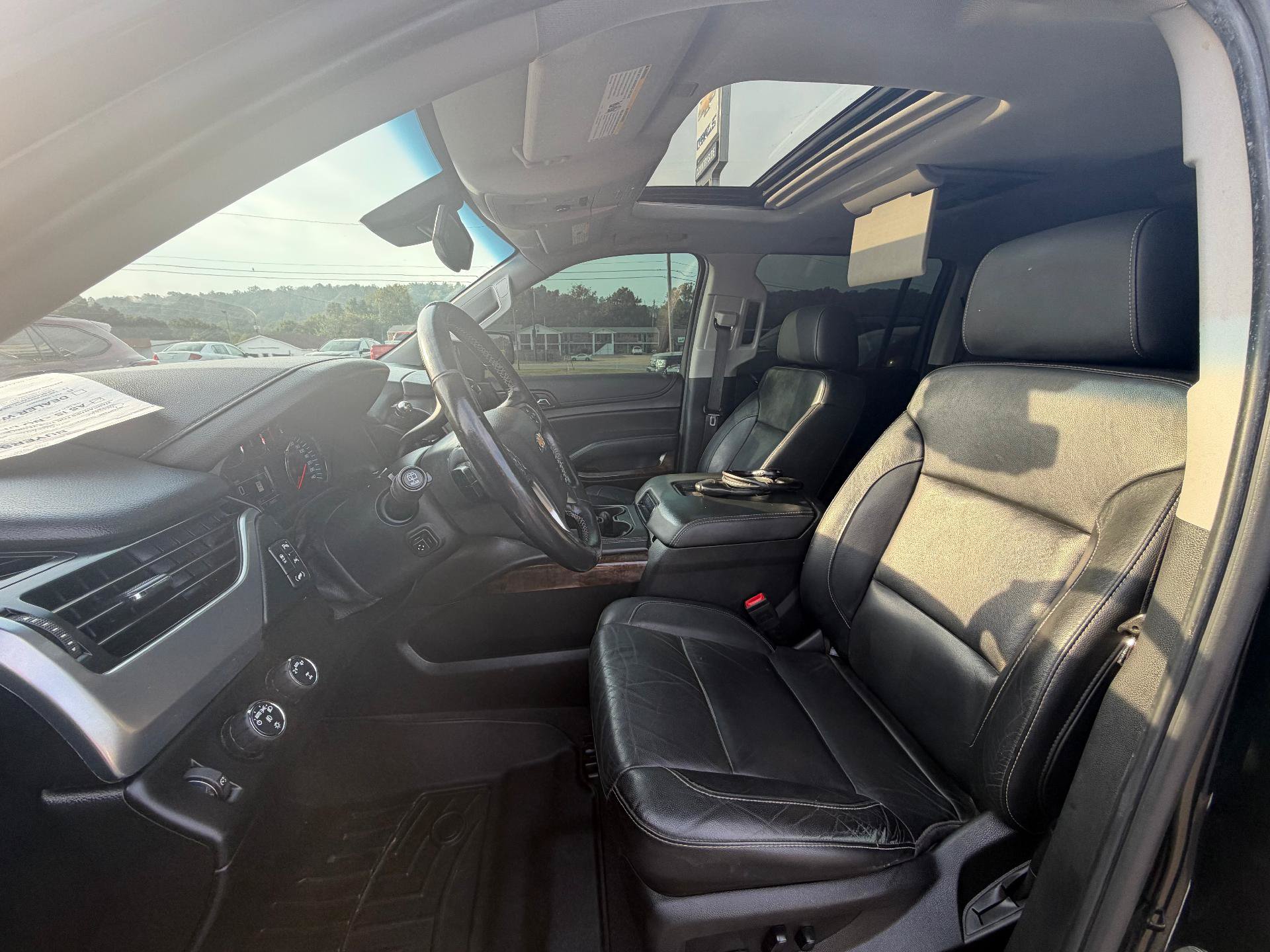 Used 2019 Chevrolet Suburban LT w/ LT Signature Package AWD/4WD image 8
