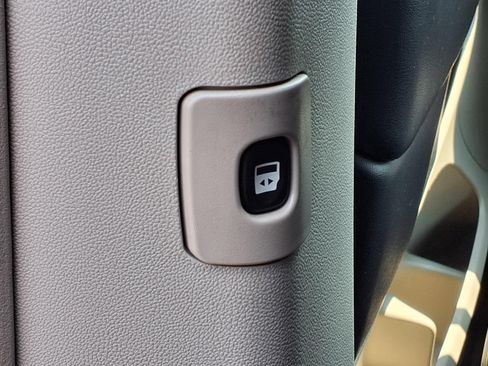 Used 2016 Chrysler Town & Country Touring w/ Driver Convenience Group FWD image 16