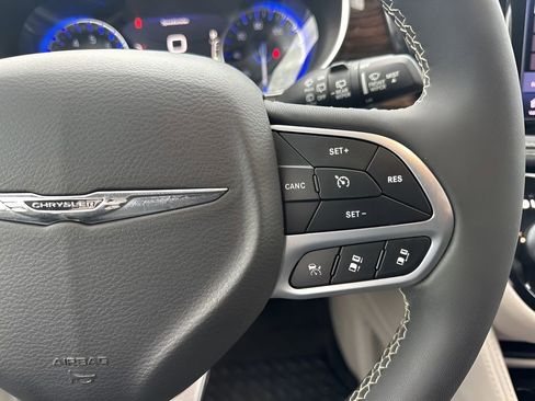 Used 2022 Chrysler Pacifica Limited image 17