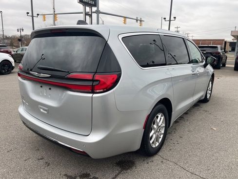 Used 2024 Chrysler Pacifica Touring-L image 3