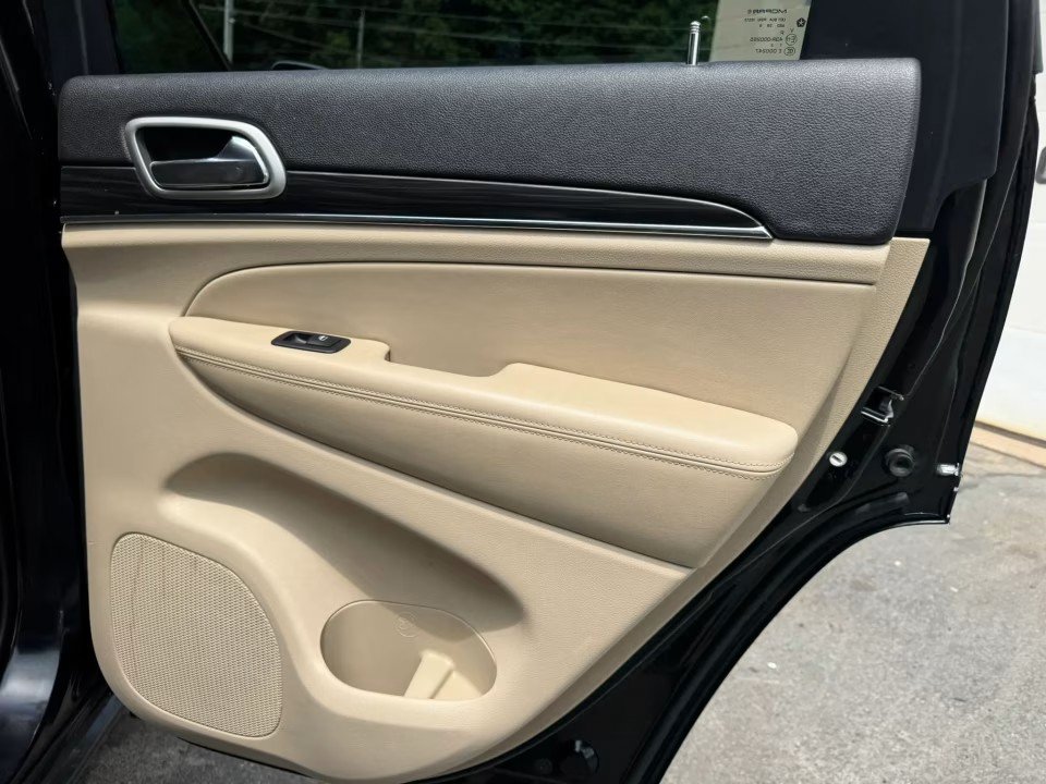 Used 2019 Jeep Grand Cherokee Limited AWD/4WD image 17