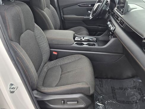 Used 2025 Honda Pilot Sport image 17