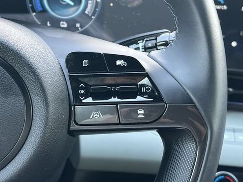Certified 2025 Hyundai Elantra Limited FWD image 30