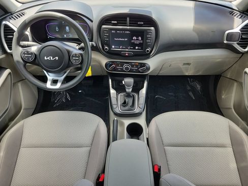 Used 2025 Kia Soul LX w/ LX Technology Package FWD image 12