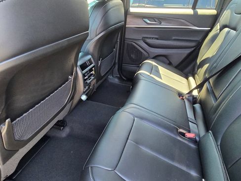 Used 2025 Jeep Grand Cherokee Limited AWD/4WD image 9