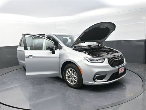 Used 2024 Chrysler Pacifica Touring-L image 33