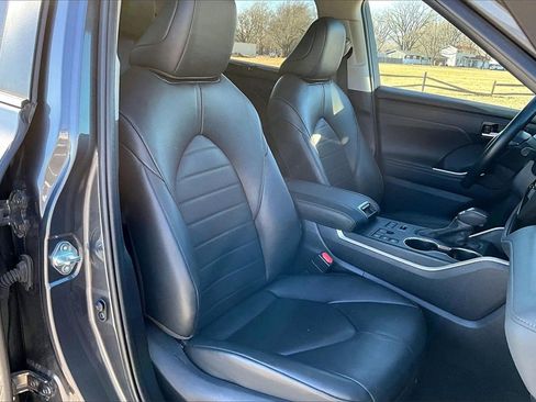 Used 2024 Toyota Highlander XLE image 7