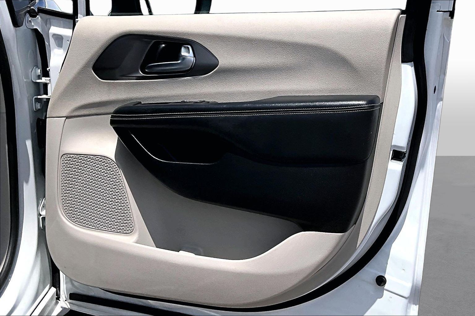 Used 2023 Chrysler Pacifica Touring-L FWD image 18