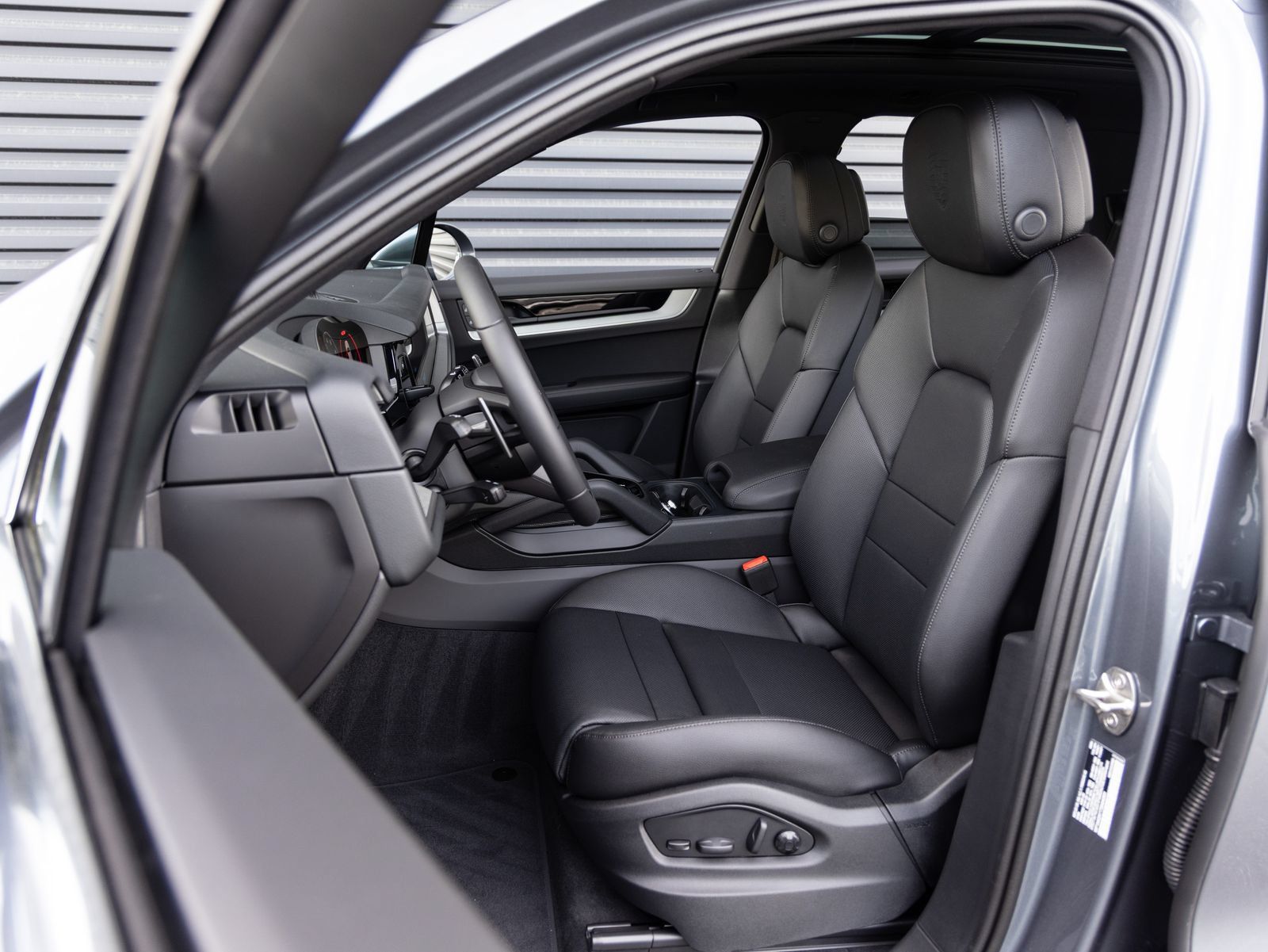 Certified 2026 Porsche Cayenne AWD/4WD image 24
