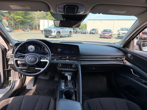 Used 2023 Hyundai Elantra SEL w/ Convenience Package FWD image 8