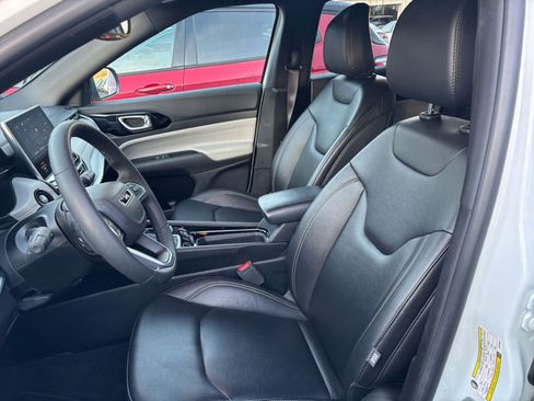 Used 2025 Jeep Compass Limited image 30