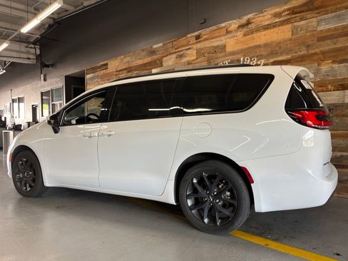 Used 2023 Chrysler Pacifica Touring-L w/ S Appearance Package AWD/4WD image 11