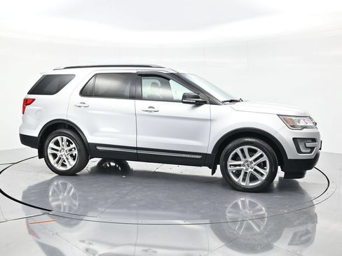 Used 2017 Ford Explorer XLT w/ Equipment Group 202A AWD/4WD image 4