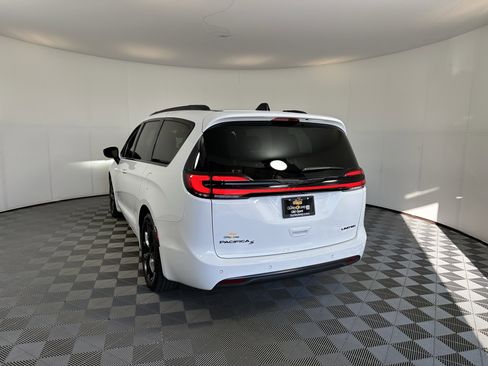 Used 2025 Chrysler Pacifica Limited image 9