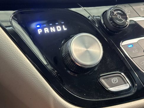 Used 2024 Chrysler Pacifica Touring-L FWD image 23